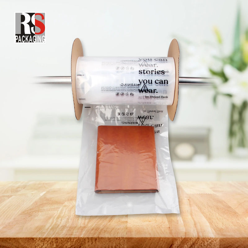 کیف های اتوماتیک پلاستیکی استاندارد پیش باز شده بر روی یک رول